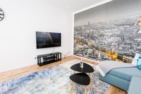 Communal lounge/ TV room, TV and multimedia, Living room, Seating area, Evening entertainment