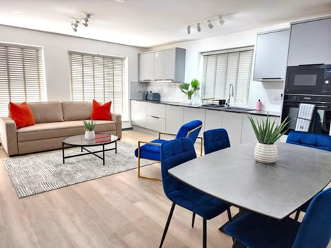 TV and multimedia, Kitchen or kitchenette, Living room, Seating area, Dining area, stove