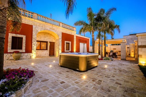 Property building, Facade/entrance, Hot Tub, Swimming pool