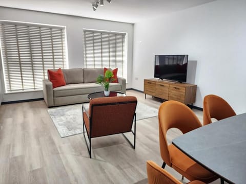 Elegant 2-Bed Apartment with AC, Sleeps 6, Free Parking, Netflix, WiFi, New build Apartment in Cherwell District