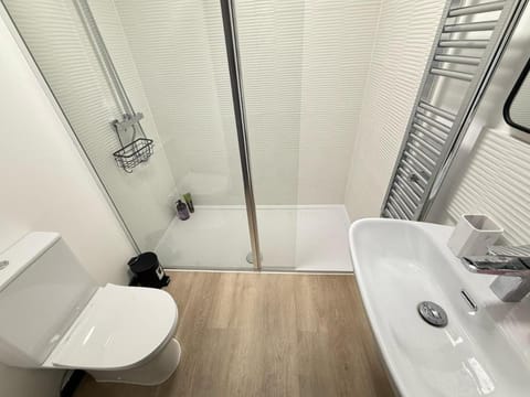 Elegant 2-Bed Apartment with AC, Sleeps 6, Free Parking, Netflix, WiFi, New build Apartment in Cherwell District