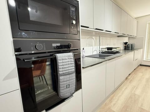 Elegant 2-Bed Apartment with AC, Sleeps 6, Free Parking, Netflix, WiFi, New build Apartment in Cherwell District