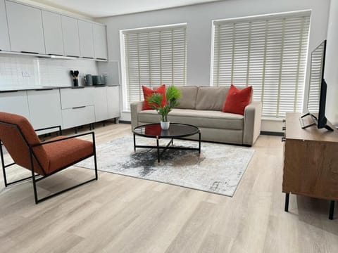 Elegant 2-Bed Apartment with AC, Sleeps 6, Free Parking, Netflix, WiFi, New build Apartment in Cherwell District