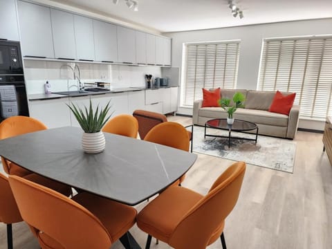 Elegant 2-Bed Apartment with AC, Sleeps 6, Free Parking, Netflix, WiFi, New build Apartment in Cherwell District