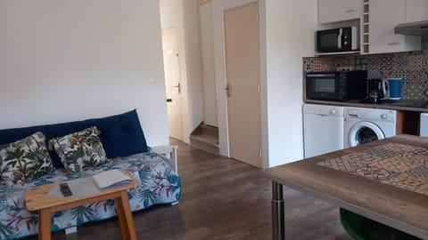 Kitchen or kitchenette, Dining area, dishwasher, oven, pet friendly, stove, toaster