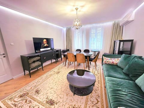 TV and multimedia, Living room, Seating area, Dining area