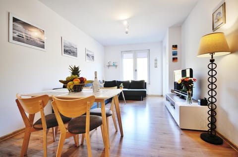 Day, TV and multimedia, Living room, Seating area, Dining area