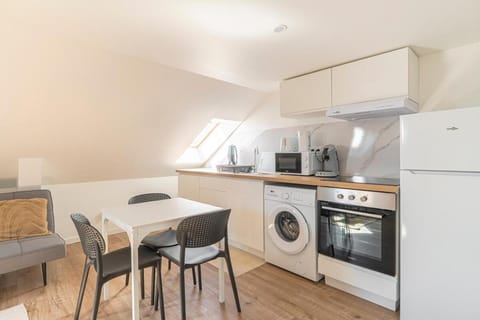 Coffee/tea facilities, Living room, Seating area, Dining area, oven, stove, toaster