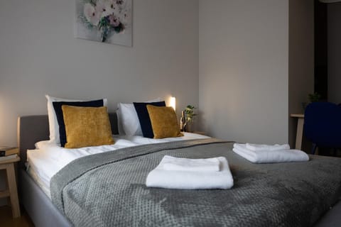 Bed, Bedroom, towels