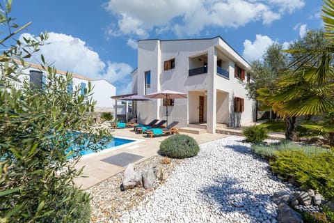 Property building, Garden, sunbed