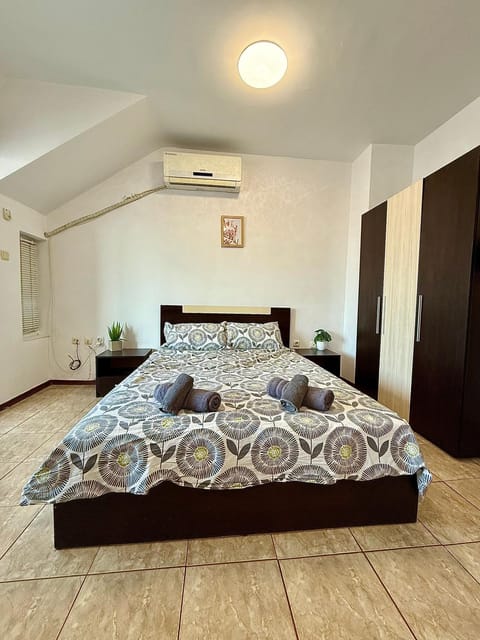 Bed, Photo of the whole room, Bedroom, towels, wardrobe, air conditioner