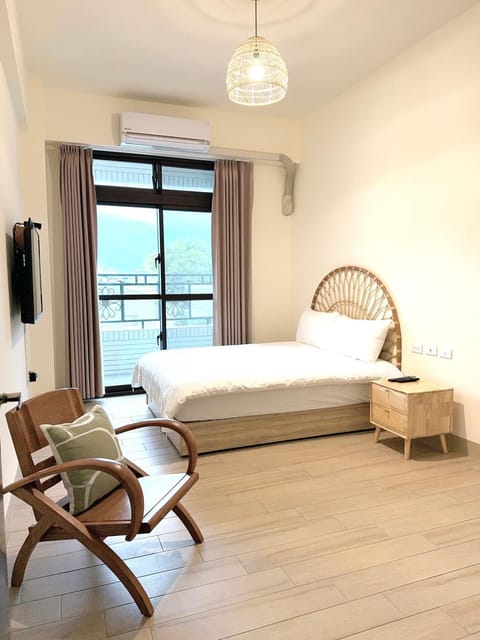 Bed, TV and multimedia, Photo of the whole room, Seating area, Bedroom