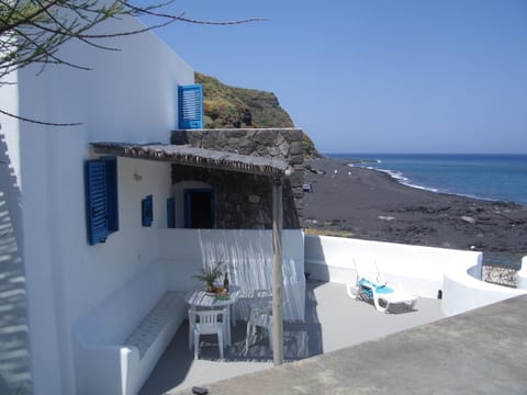 Facade/entrance, Garden, Balcony/Terrace, Beach, Beach, Sea view