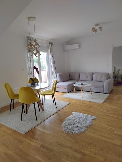 Living room, Seating area, Dining area, air conditioner