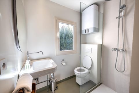 Shower, Toilet, Bathroom, towels