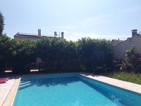 Maison provençale avec une grande piscine Villa in Nimes