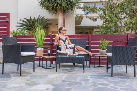 Patio, Day, People, Balcony/Terrace, Living room, Seating area, Guests, group of guests