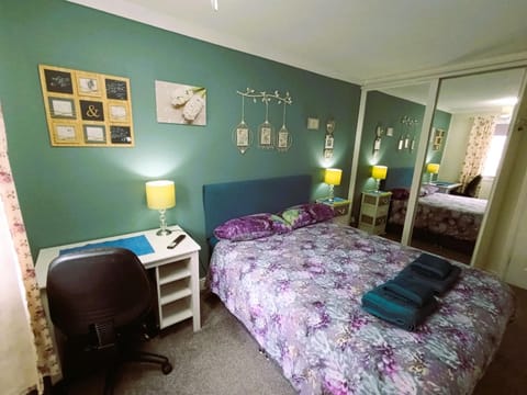 Double room in riverside apartment - B Vacation rental in Glasgow