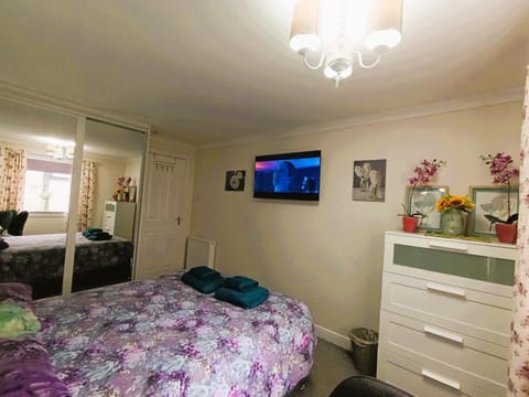 Double room in riverside apartment - B Vacation rental in Glasgow