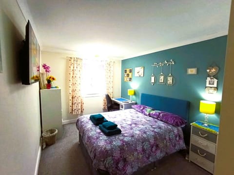 Double room in riverside apartment - B Vacation rental in Glasgow