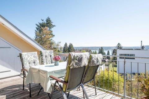 Natural landscape, Balcony/Terrace, Seating area, Dining area, Lake view