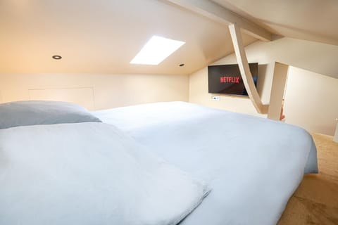 Bed, TV and multimedia, Photo of the whole room, Bedroom