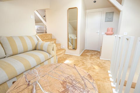 TV and multimedia, Living room, Seating area, air conditioner