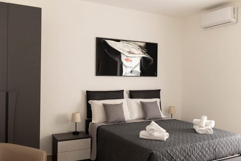 Bed, Photo of the whole room, Bedroom, towels, air conditioner