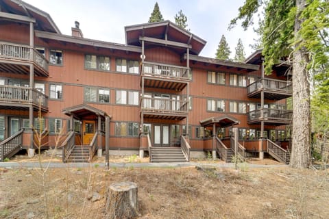 Hike, Sled and Ski! Cozy Tahoe City Condo with Hot Tub Apartment in Tahoe City