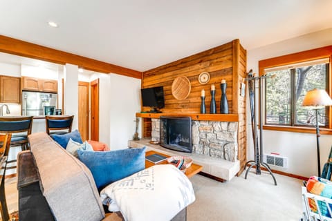 Hike, Sled and Ski! Cozy Tahoe City Condo with Hot Tub Apartment in Tahoe City