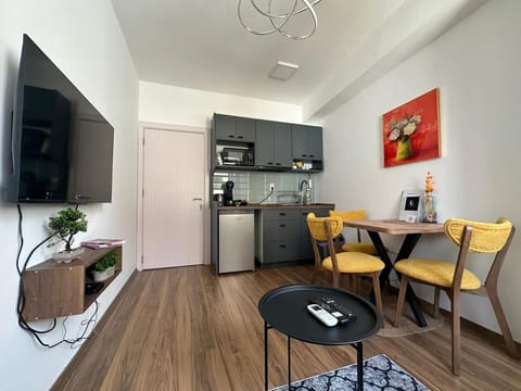 TV and multimedia, Coffee/tea facilities, Kitchen or kitchenette, Living room, Dining area, stove, toaster