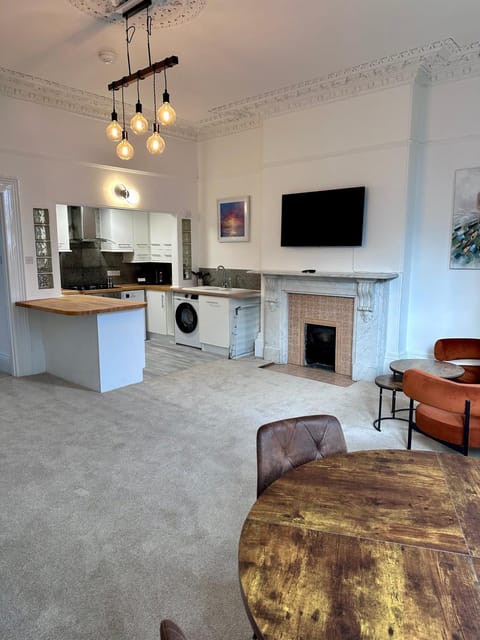 TV and multimedia, Kitchen or kitchenette, Living room, Seating area, Dining area, dishwasher, oven, stove