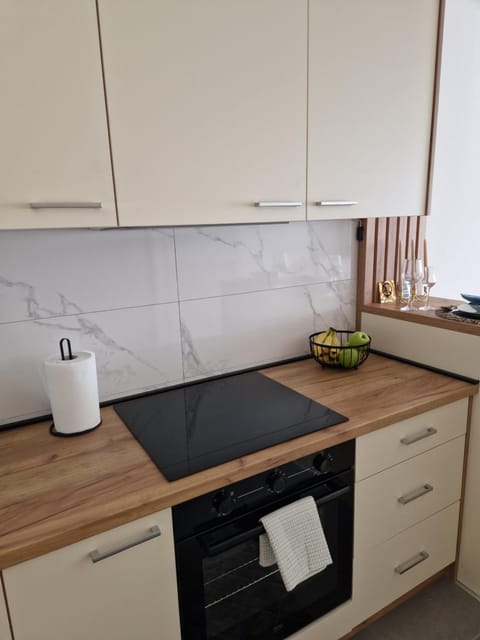 Coffee/tea facilities, Kitchen or kitchenette, stove