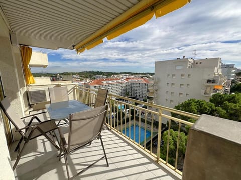 Balcony/Terrace, City view, Pool view
