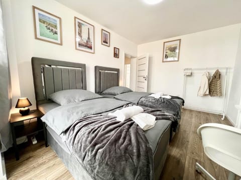 Bed, TV and multimedia, Photo of the whole room, Bedroom, towels, wardrobe