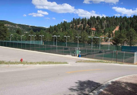 Nearby landmark, Off site, Tennis court, Sports