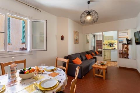 Kitchen or kitchenette, Living room, Dining area