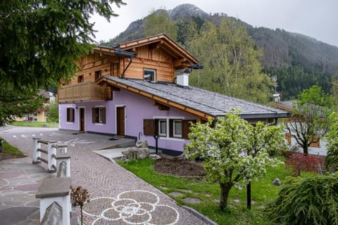 Property building, Spring, Day, Natural landscape, Garden, Garden, Garden view, Mountain view