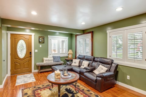 Deck with Hot Tub Ashton Cozy Cub Cabin Cabin in Ashton