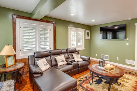 Deck with Hot Tub Ashton Cozy Cub Cabin Cabin in Ashton