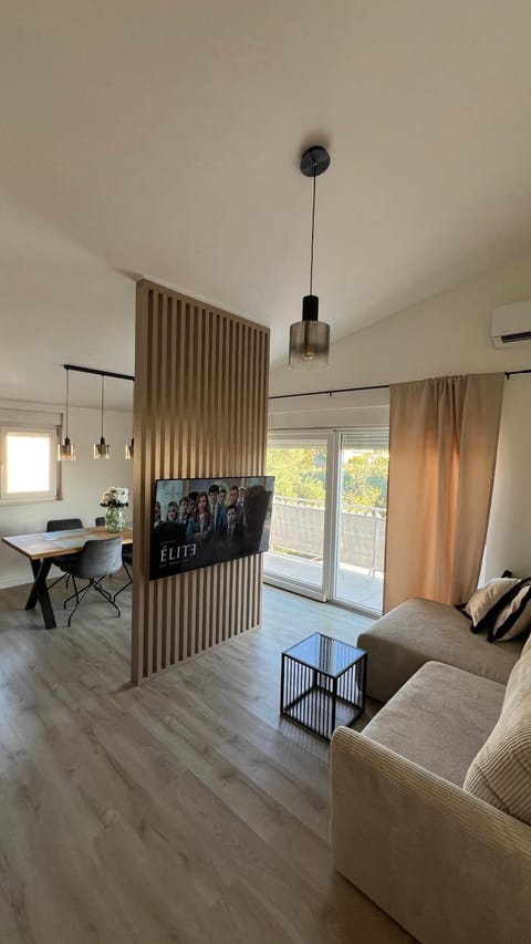 TV and multimedia, Living room, Seating area, Dining area
