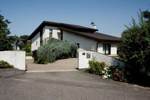 Property building, Facade/entrance, Day, Garden, Garden view