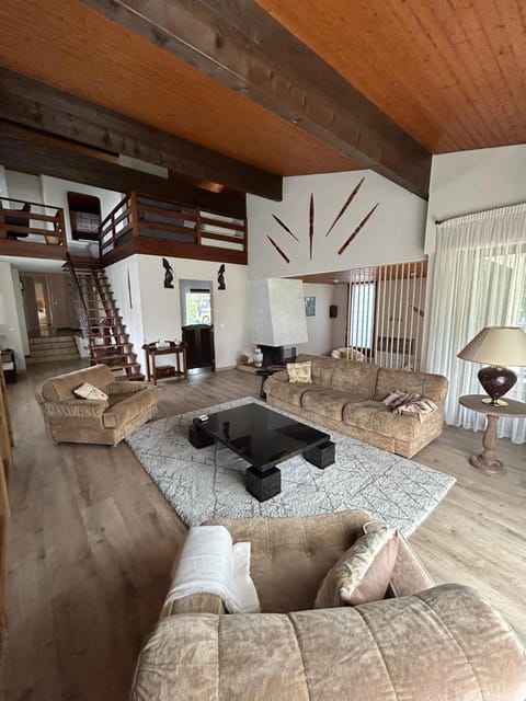 Living room, Seating area, heating, heating, internet, internet, air conditioner, air conditioner