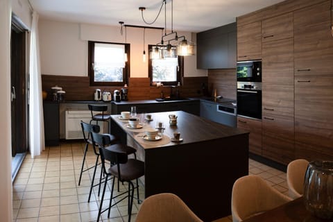 Coffee/tea facilities, Kitchen or kitchenette, Seating area, Dining area, dishwasher, heating, heating, internet, internet, microwave, oven, pet friendly, stove, air conditioner, air conditioner