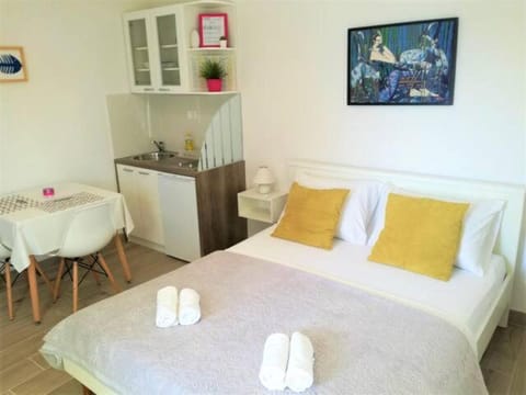 Bed, Kitchen or kitchenette, Seating area, Bedroom, kitchen