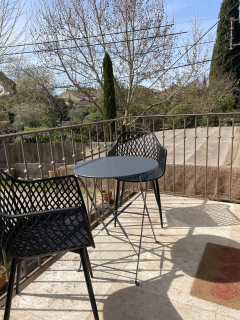 DANS LES ALPILLES - 2 chambres ST REMY Apartment in Saint-Remy-de-Provence