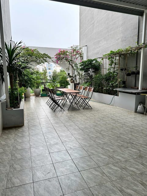 Garden, Seating area, Dining area