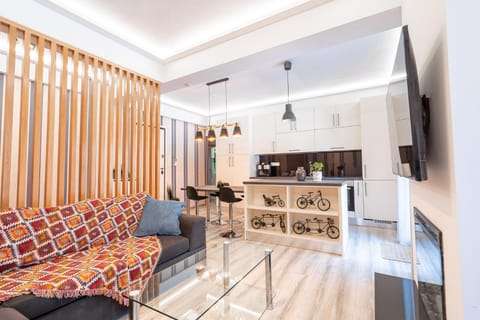 TV and multimedia, Kitchen or kitchenette, Living room, Seating area, Dining area