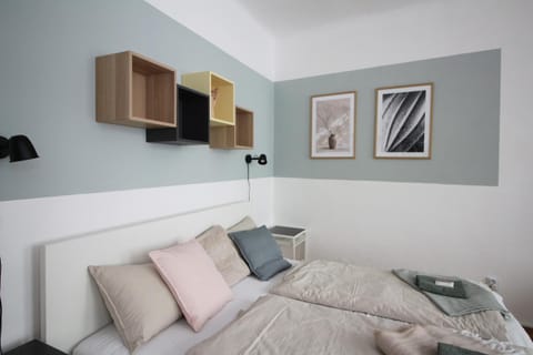 Bed, towels