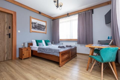 Bed, TV and multimedia, Photo of the whole room, Bedroom, towels